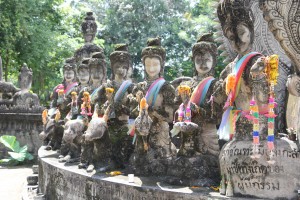 garland statues Nong Khai